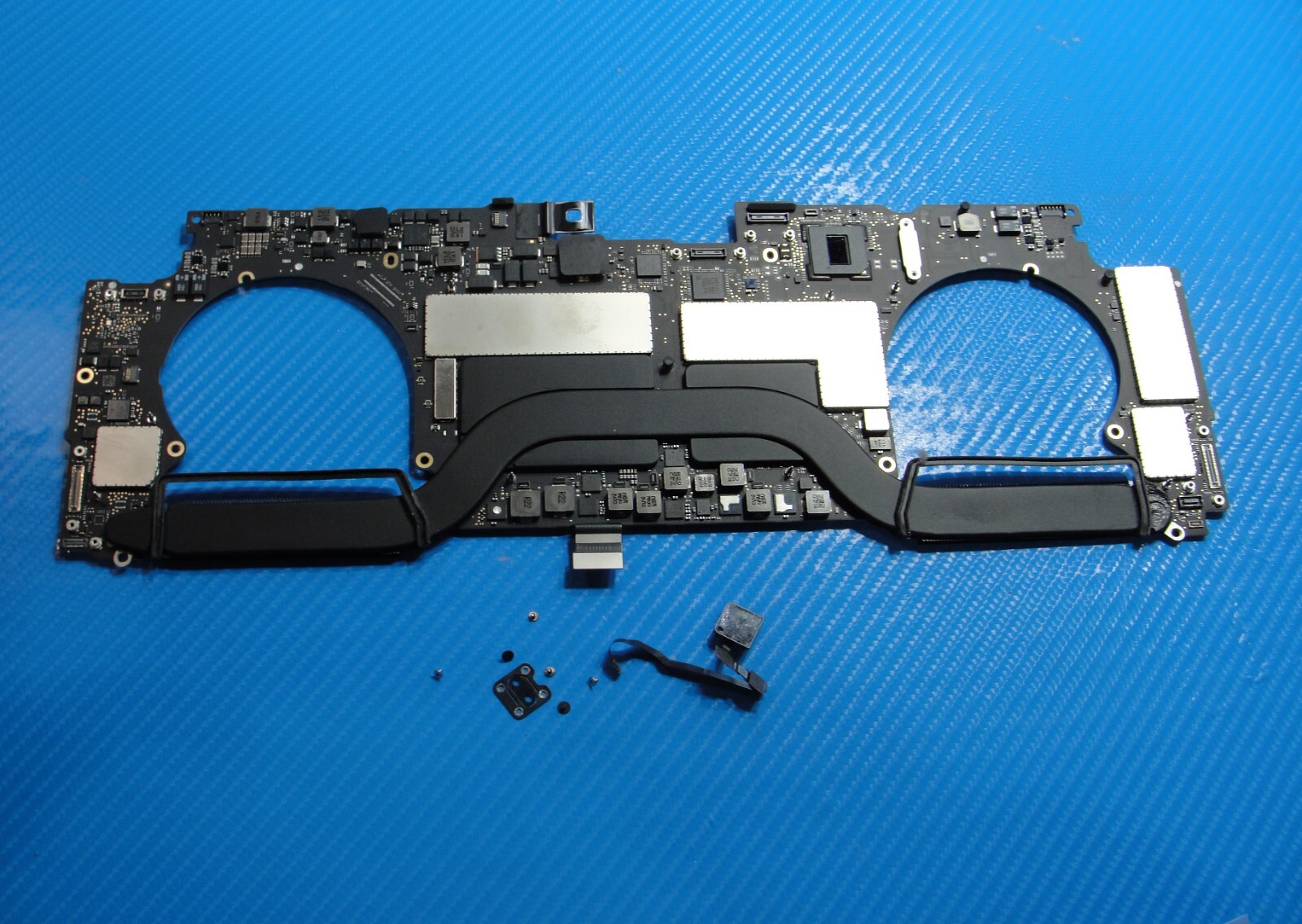 MacBook Pro A1707 15″ 2017 i7-7700HQ 2.8GHz 16/256 555 2GB Logic Board 661-07761