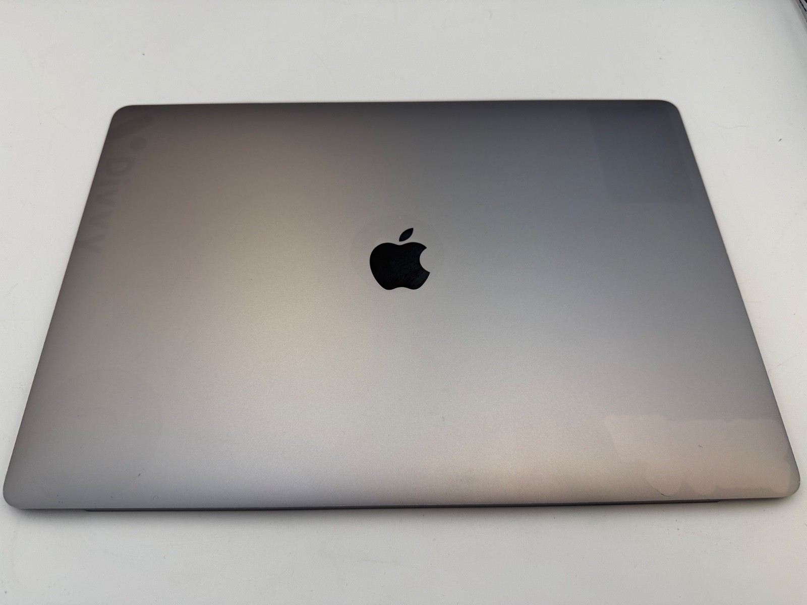 Apple MacBook Pro A1990 2018 15.4″ Retina LCD Screen EMC 3215 Gray Grade B